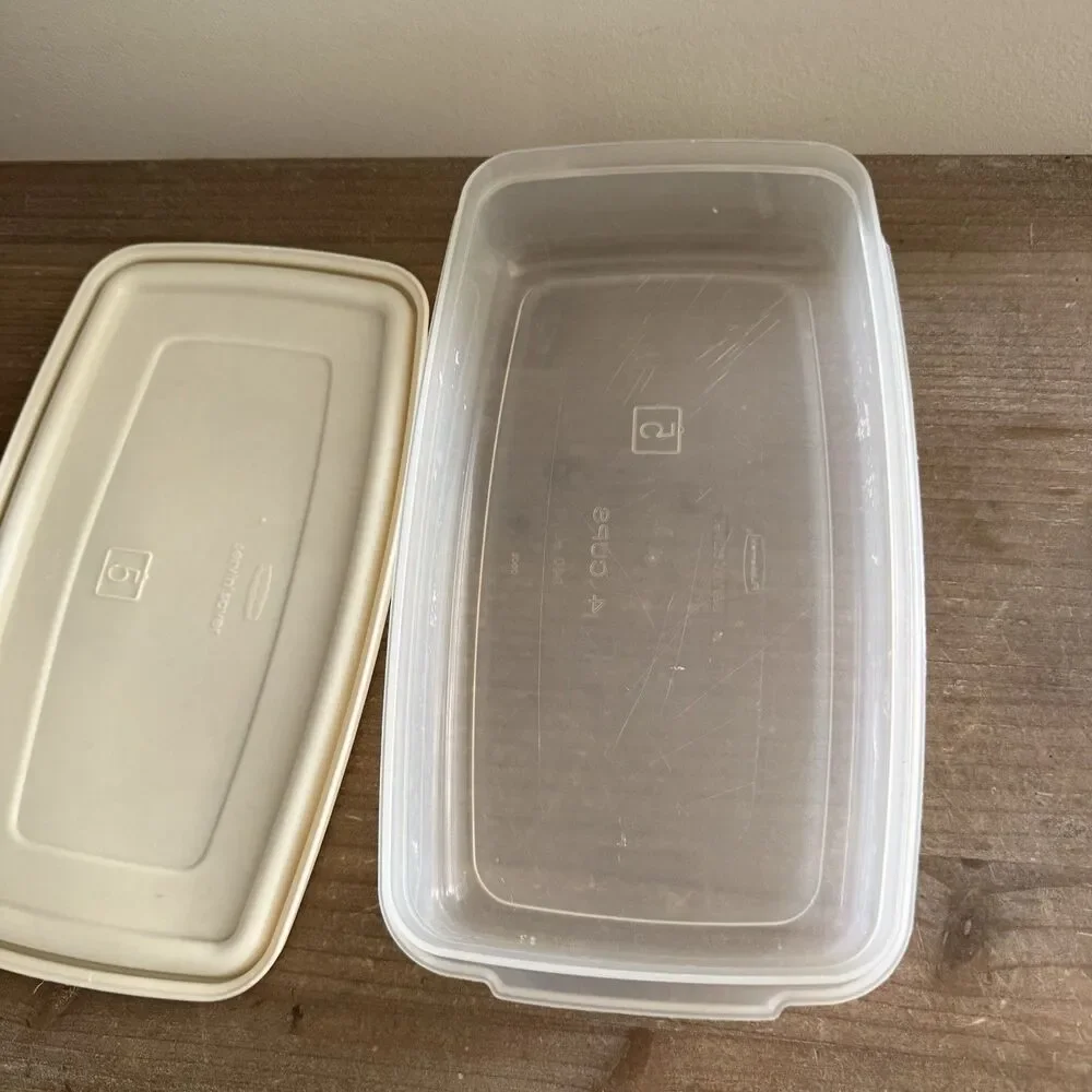Vintage Rubbermaid Almond Rectangle #5  4 Cups Serving Saver Container